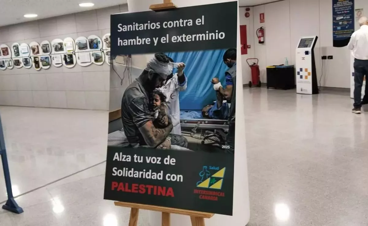 Cartel en apoyo a Palestina en el 'hall' de un hospital. /Intersindical Canaria