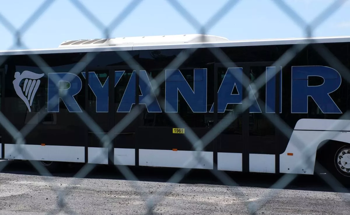 Logo de Ryanair en un vehículo del aeropuerto. /EFE