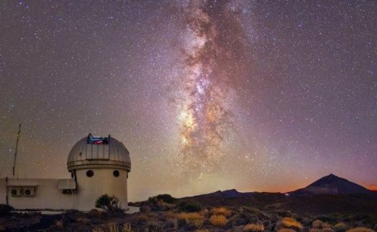 Observatorio del Teide con cielo estrellado con la Vía Láctea de fondo. /David López / IAC