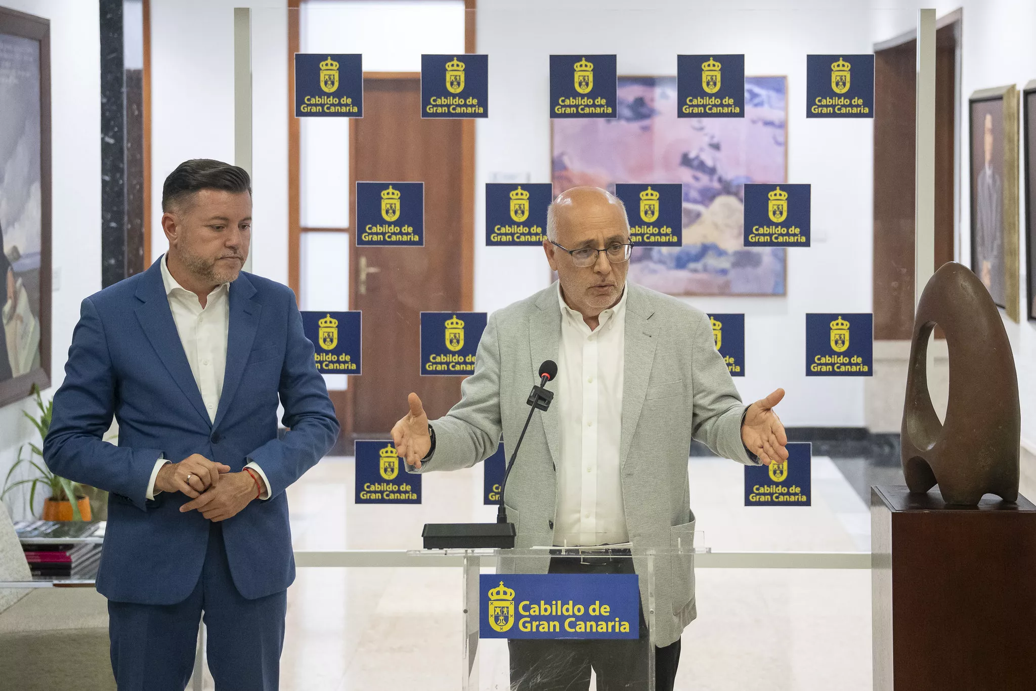 El presidente del Cabildo de Gran Canaria, Antonio Morales (derecha), y el consejero de Movilidad Sostenible, Teodoro Sosa./ CEDIDA