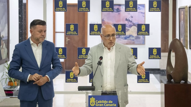 El presidente del Cabildo de Gran Canaria, Antonio Morales (derecha), y el consejero de Movilidad Sostenible, Teodoro Sosa./ CEDIDA El presidente del Cabildo de Gran Canaria, Antonio Morales (derecha), y el consejero de Movilidad Sostenible, Teodoro Sosa./ CEDIDA