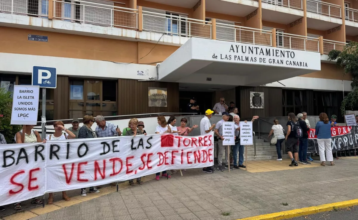 Protestas de vecinos del barrio de Las Torres frente al Ayuntamiento de Las Palmas de Gran Canaria./ AH