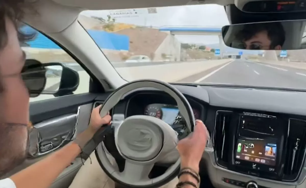 Turistas conduciendo un coche que marca una velocidad de 230 kilómetros por hora. /Imagen de la red
