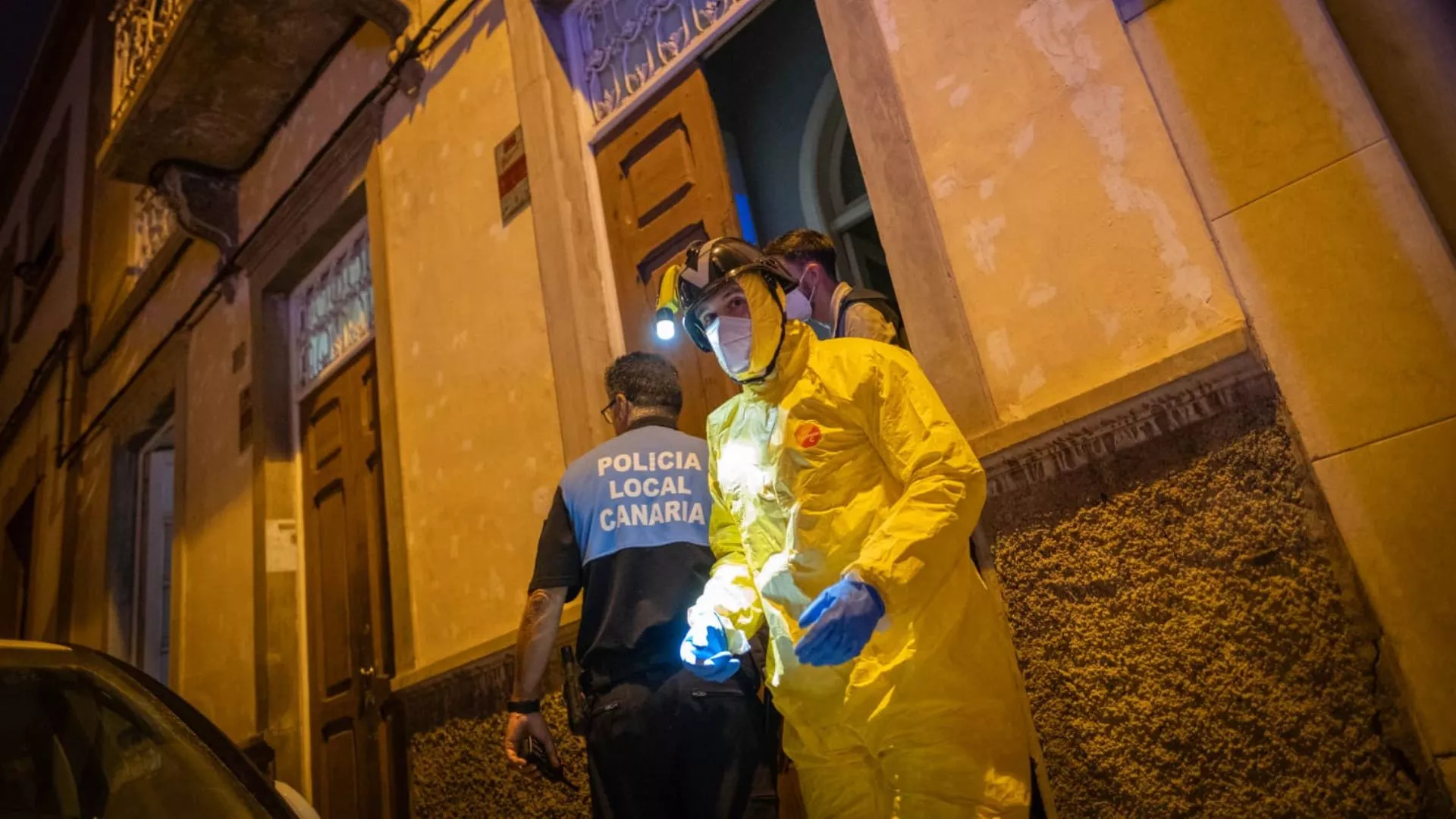 Policía y bomberos durante el rescate de animales en estado de abandono|CEDIDA