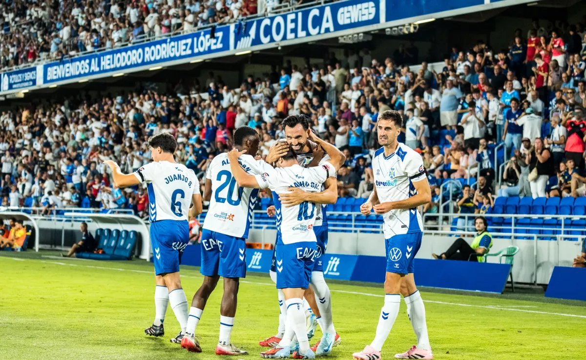 Jugadores del CD Tenerife celebran un gol en el Heliodoro Rodríguez López ante el Mérida, en su primera jornada como locales en Primera RFEF./ CD TENERIFE