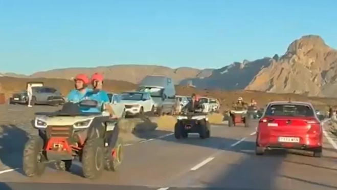 Unos quads por el Parque Nacional del Teide, en una imagen de archivo./ ARCHIVO-RRSS