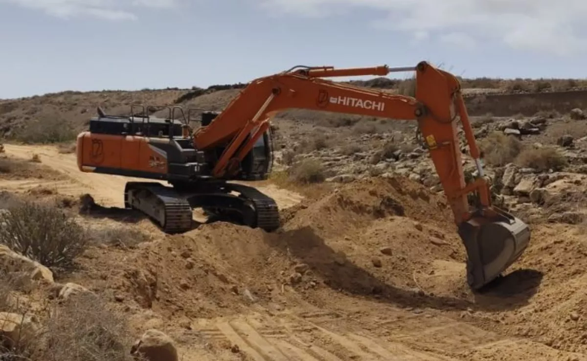 Una pala en obras hidráulicas en el barranco de la Herradura en Fuerteventura./ ARCHIVO