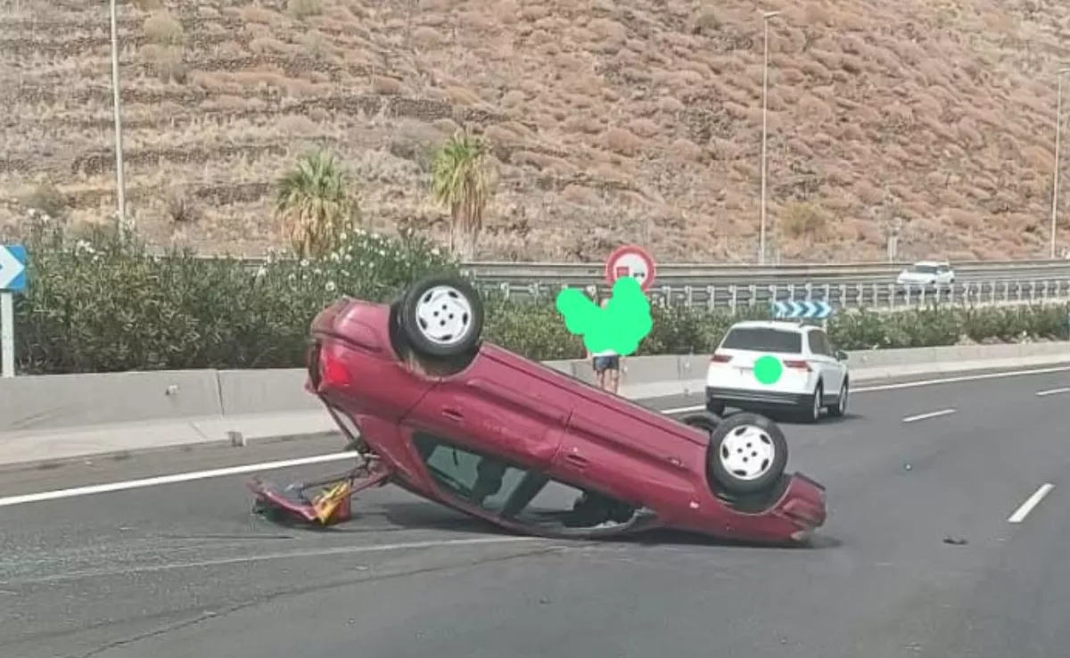 Un coche vuelca en la TF-1 a la altura de Caletillas y colapsa la autopista en dirección Santa Cruz./ RRSS