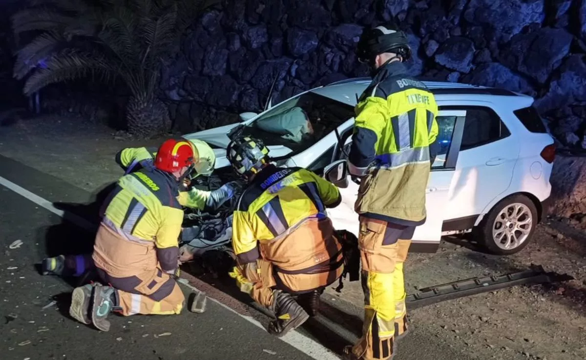 Uno de los coches accidentados en la carretera TF-47 del sur de Tenerife. /Bomberos de Tenerife