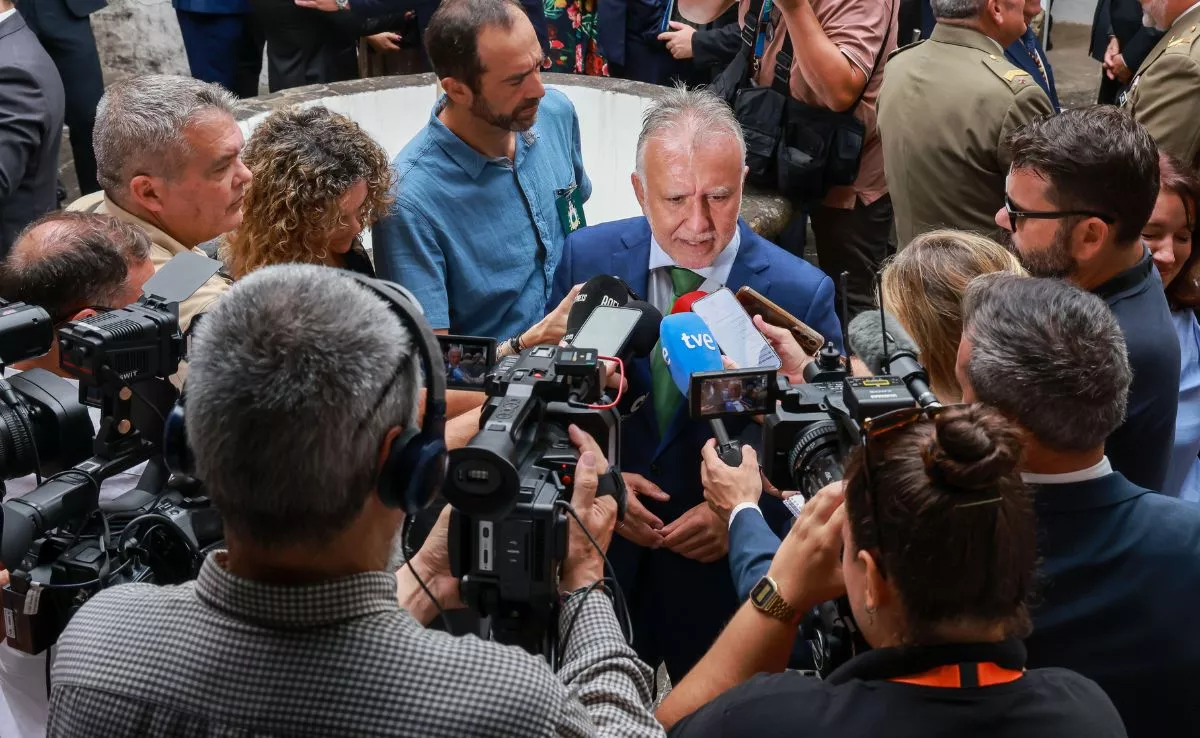 Ángen Víctor Torres, atendiendo a los medios durante las fiestas de la Virgen del Pino. /ACFIPress