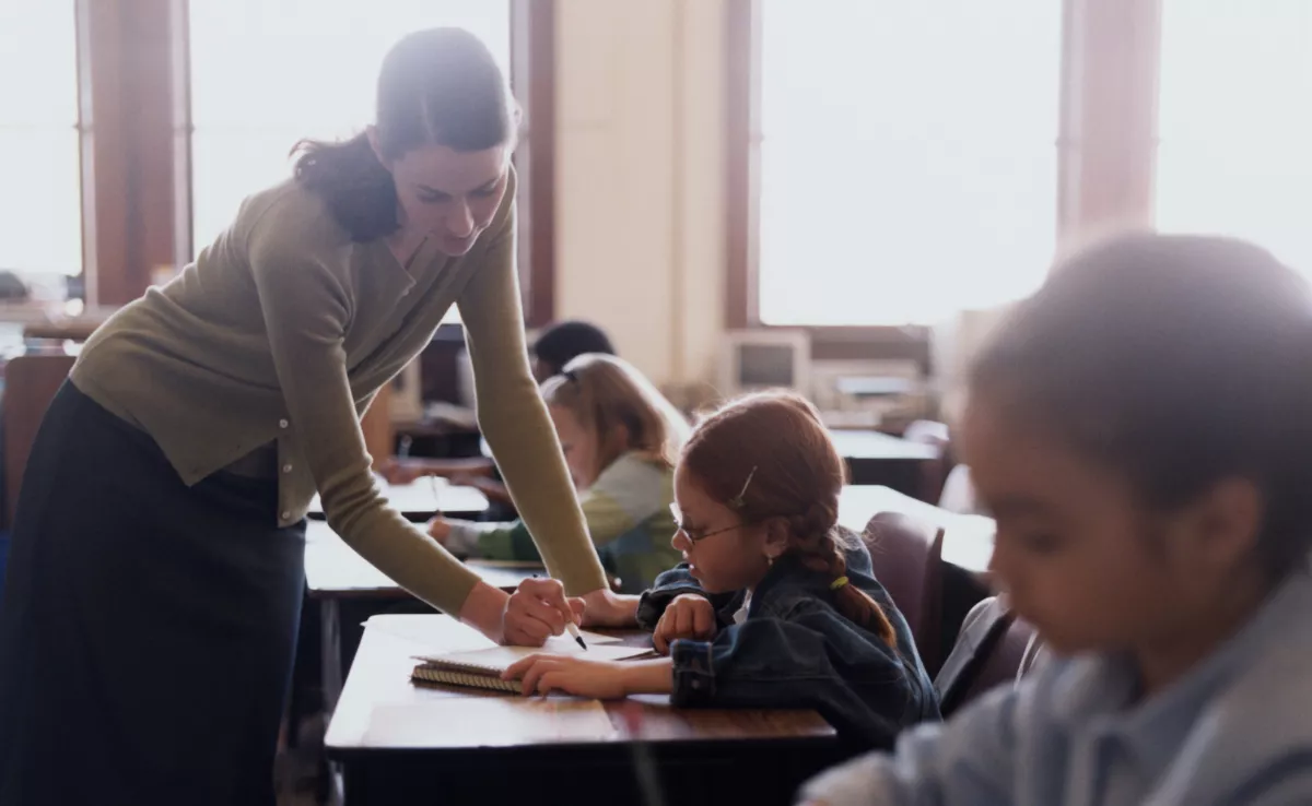 Una profesora durante una clase.  IMAGEN DE LA RED