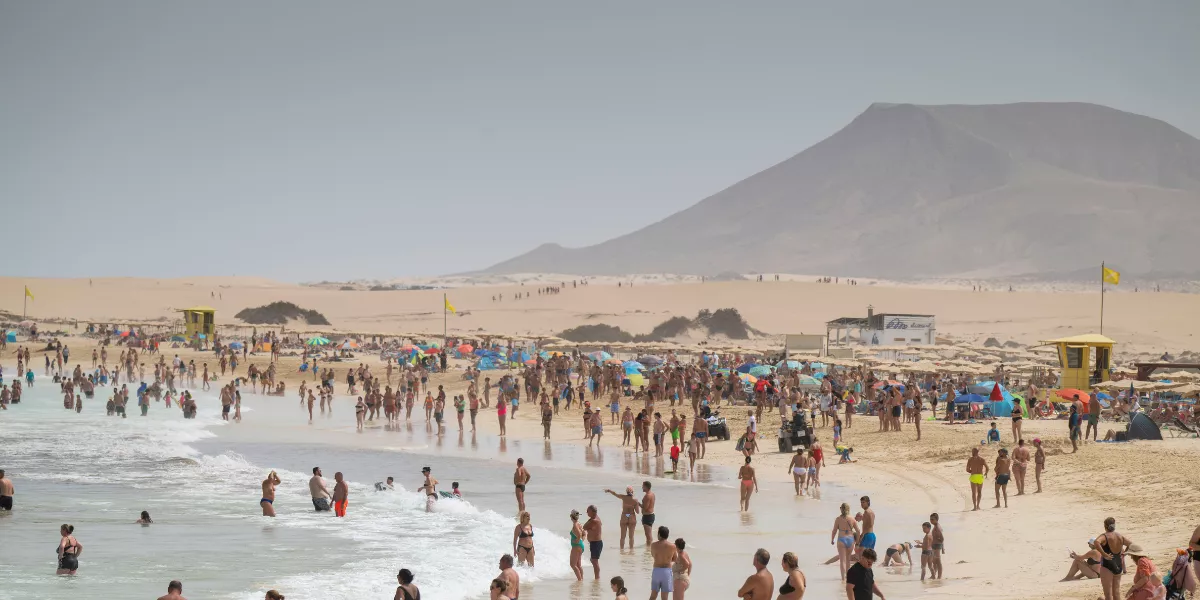 Calima en las playas de Corralejo, en el municipio de La Oliva / EFE - Carlos de Saá