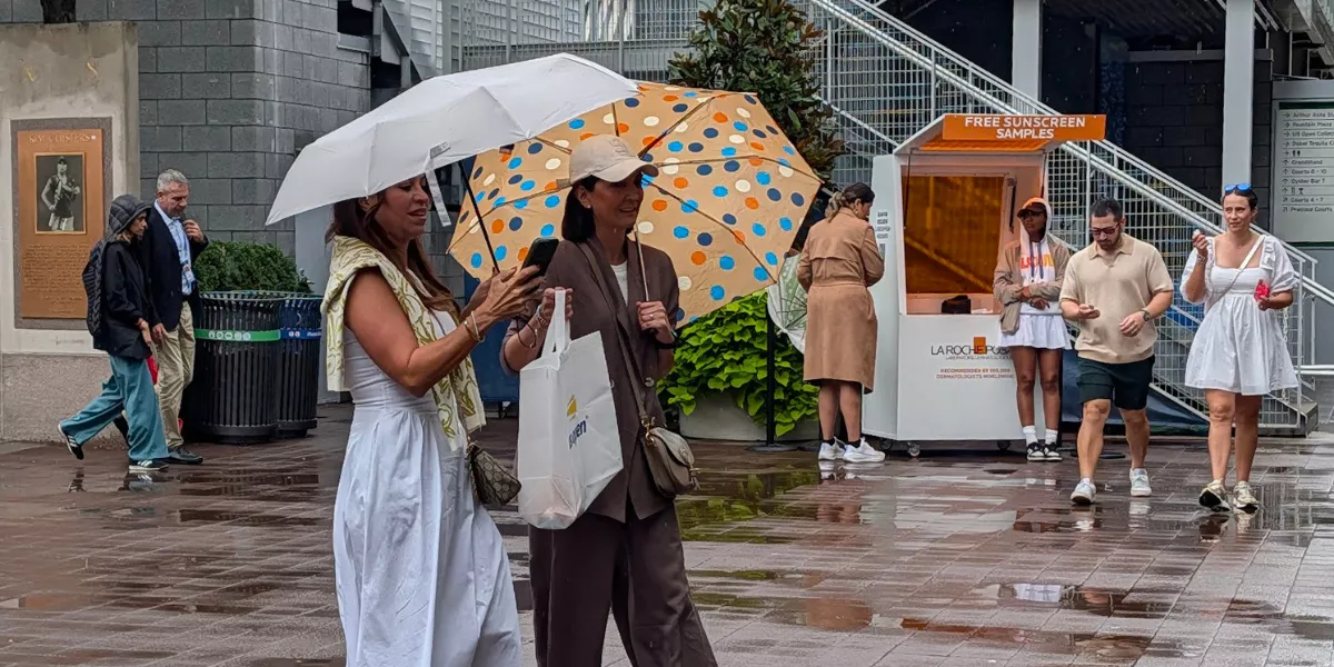 Imagen de personas caminando en un día de lluvia / EFE  - Sarah Yáñez richards