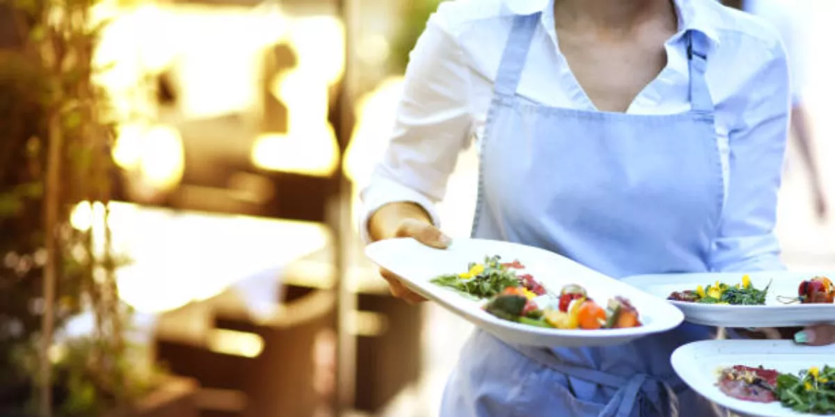 Imagen de una camarera / PEXELS