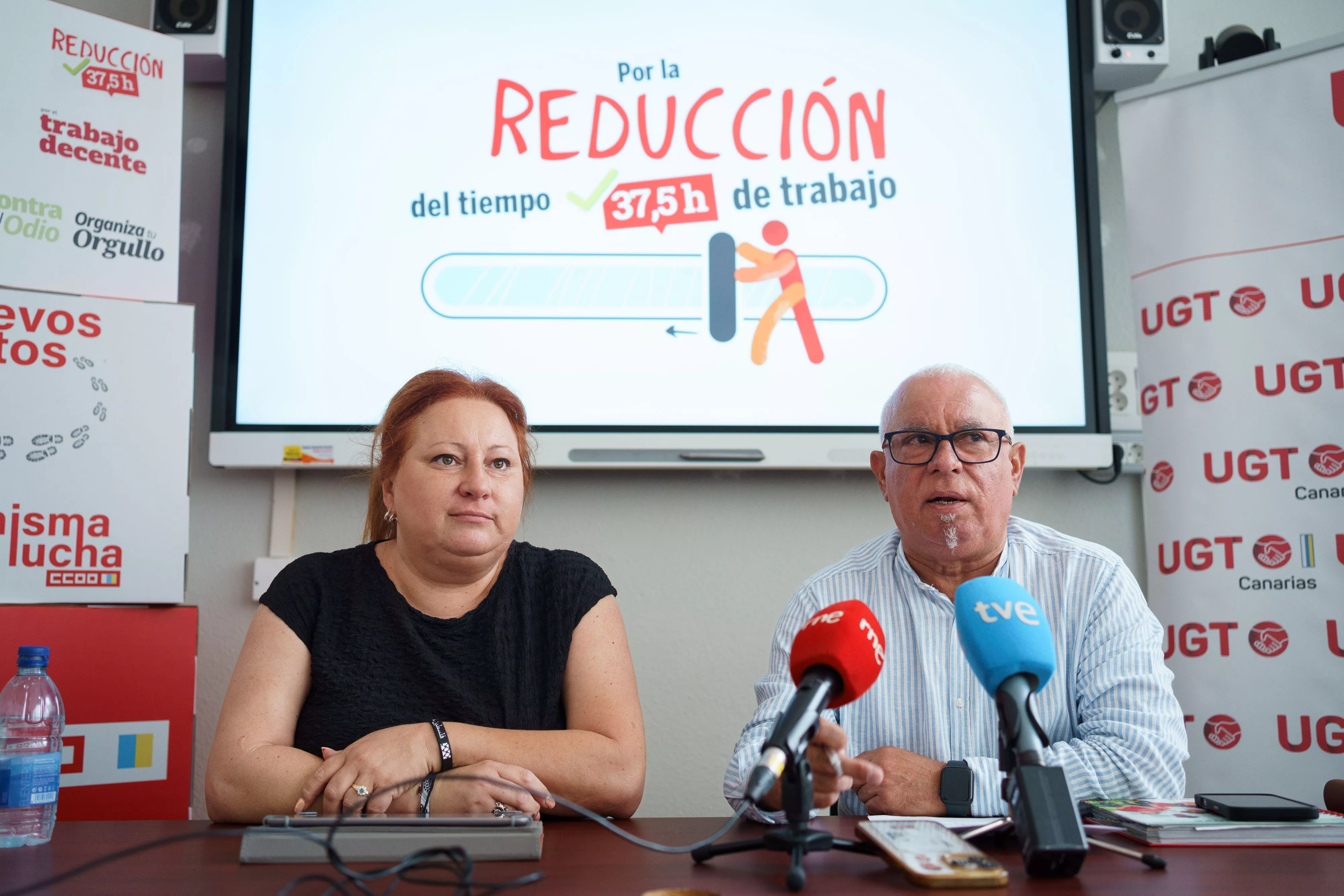 La secretaria general de CCOO en Canarias, Vanesa Frahija (i), y el secretario general de la UGT en Canarias, Manuel Navarro. / RAMÓN DE LA ROCHA-EFE