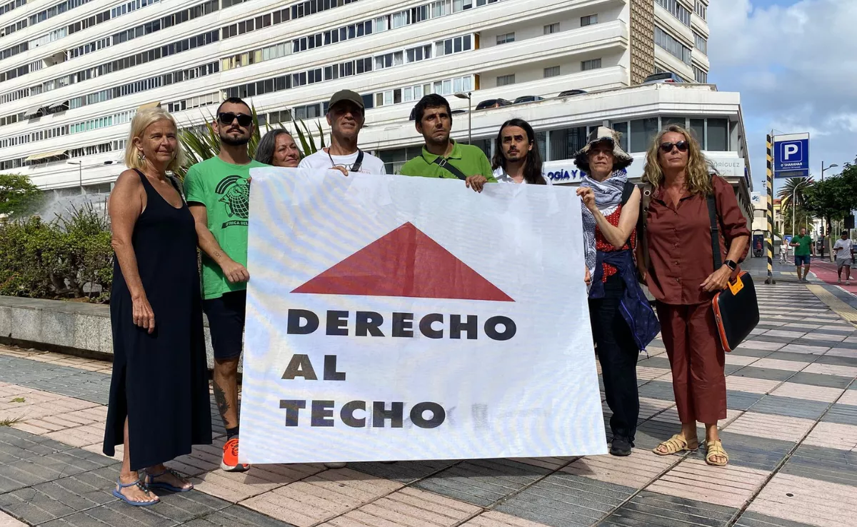 Moisés Macías, padre de la familia, junto a la Asociación Derecho al Techo, pidiendo que paralicen su desahucio / ATLÁNTICO HOY