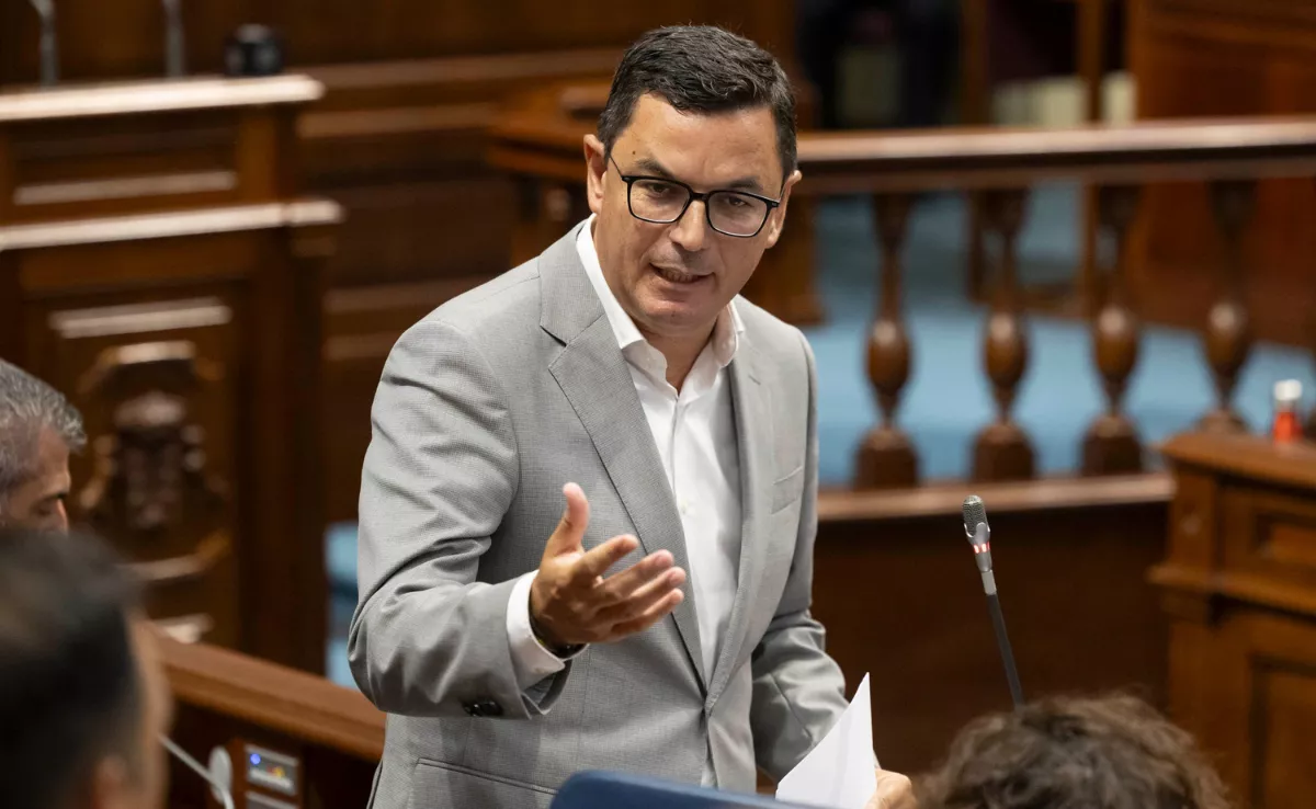 El consejero de Obras Públicas, Pablo Rodríguez, este martes en el Parlamento / EFE