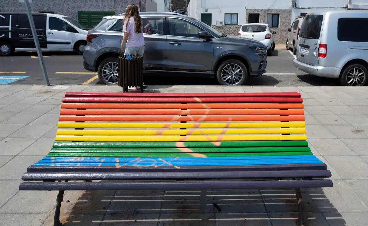 El banco LGTBI+ de Punta Mujeres (Lanzarote), inaugurado el pasado 17 de junio por el Ayuntamiento de Haría / EFE - ADRIEL PERDOMO
