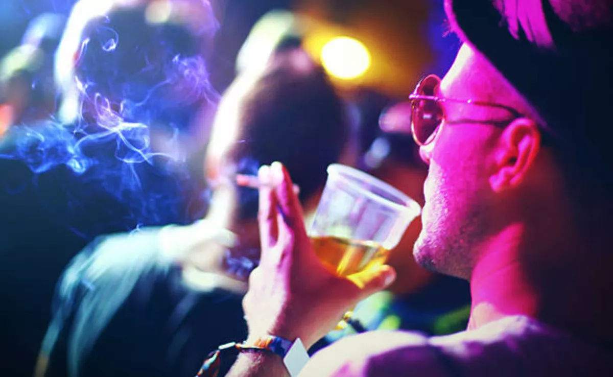 Una persona fuma mientras ve un concierto en un festival./ ARCHIVO Una persona fuma mientras ve un concierto en un festival./ ARCHIVO