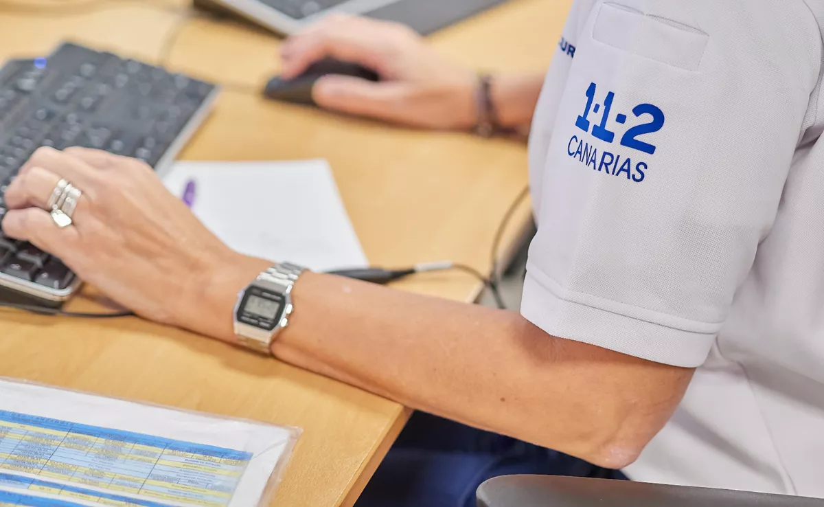 Imagen de una trabajadora del 112 Canarias / 112 CANARIAS
