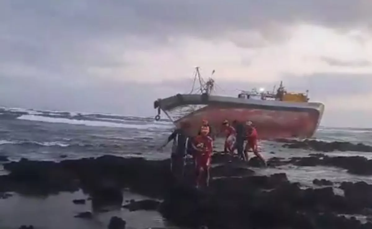 Rescate de cinco hombres de origen marroquí que iban a bordo de un pesquero que ha encallado en la costa de Órzola. /Imagen de la Red