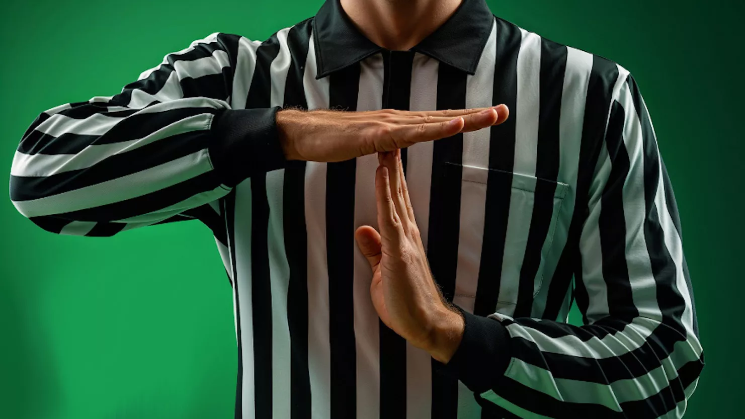 Árbitro marca un tiempo muerto BETON WIN