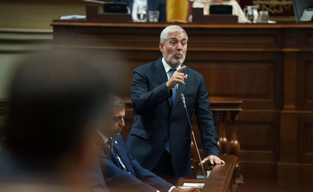 El presidente de Canarias, Fernando Clavijo, en el pleno del Parlamento de Canarias. /EFE/Ramón de la Rocha