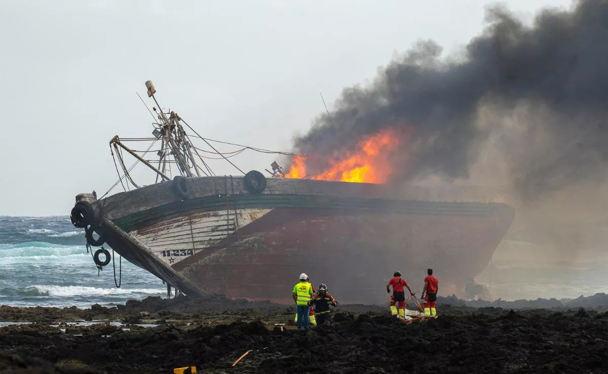  Un pesquero de unos quince metros de eslora ha comenzado a arder tras encallar esta madrugada en la costa de Órzola. /EFE /Adriel Perdomo