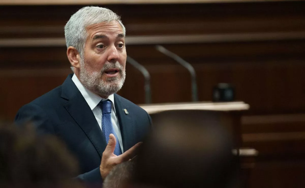 Fernando Clavijo, durante una intervención en el pleno del Parlamento de Canarias. /EFE/Ramón de la Rocha