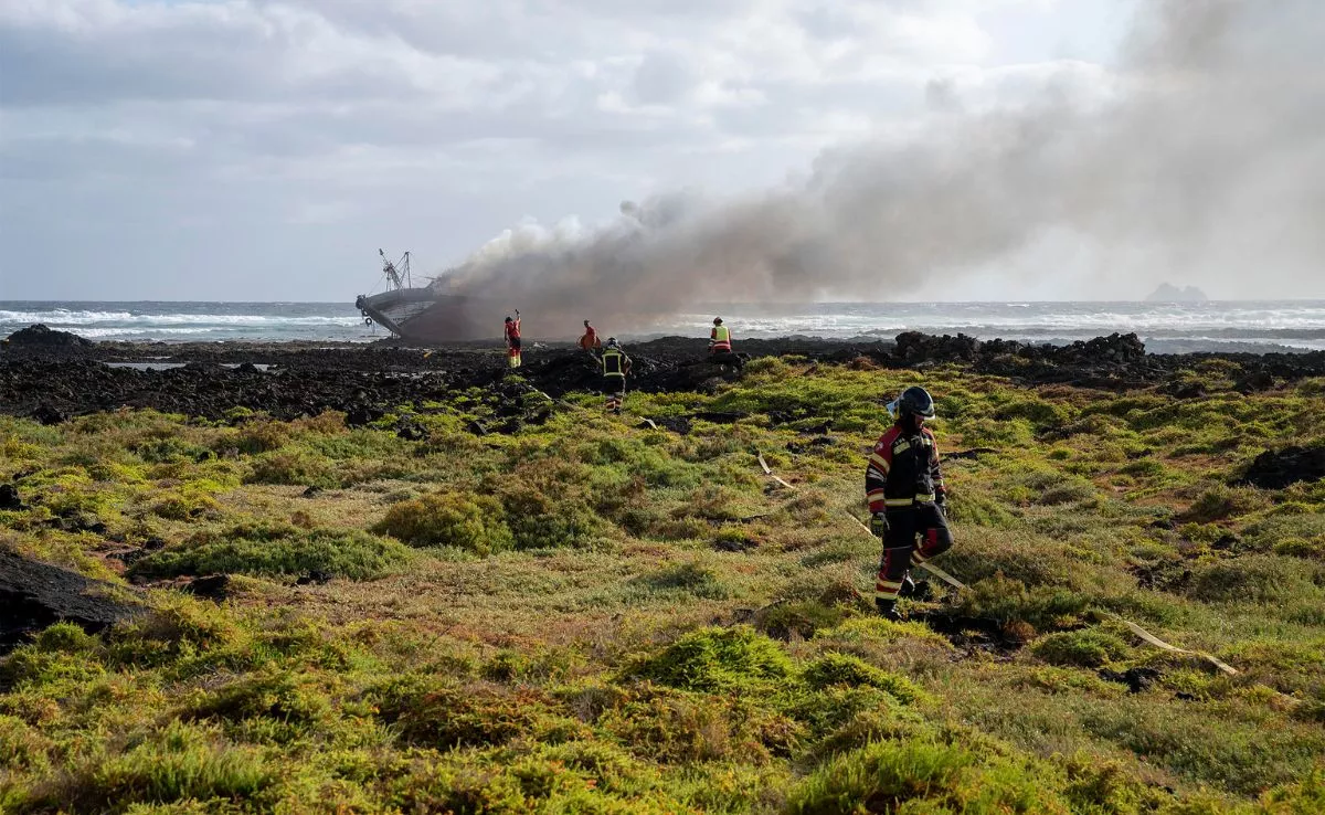 Barco encallado en la costa de Órzola, en Lanzarote. /EFE /Adriel Perdomo