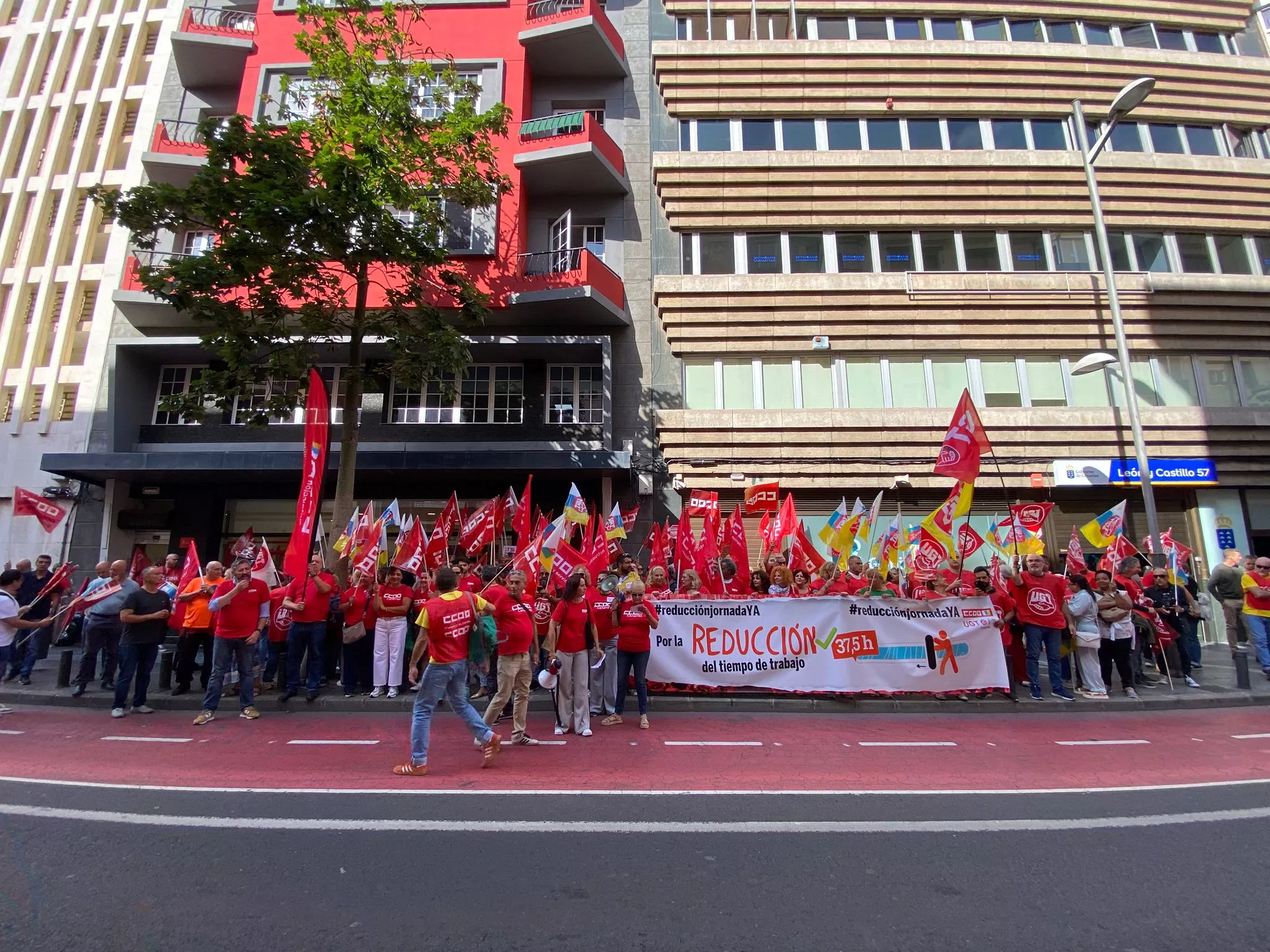 Concentración a las puertas de la Confederación Canaria de Empresarios en Las Palmas de Gran Canaria. / ATLÁNTICO HOY