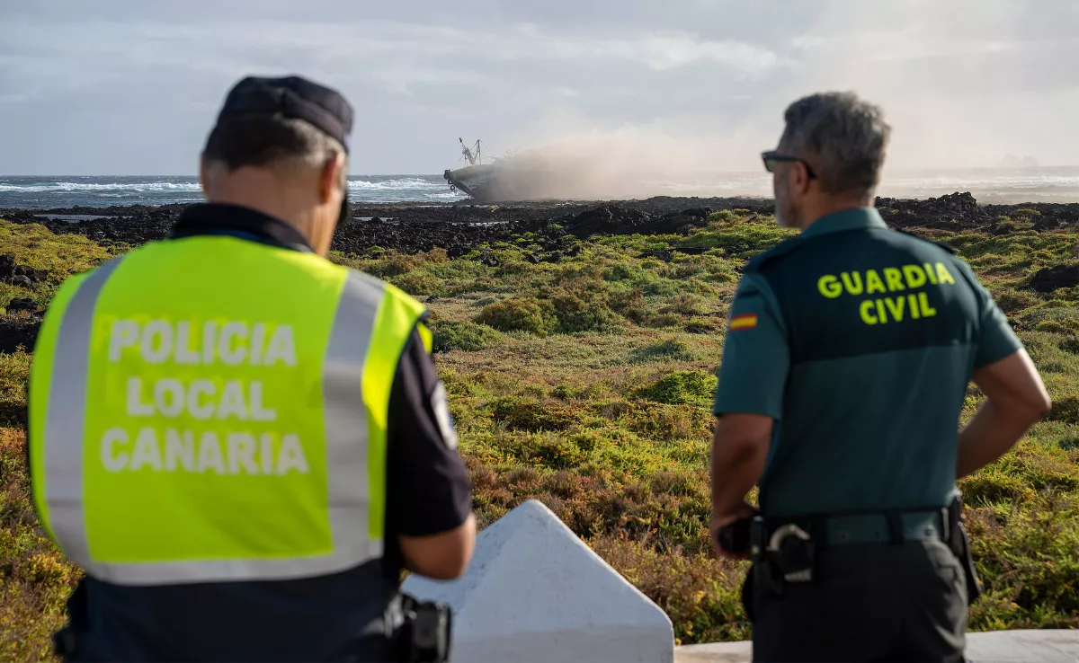 Un pesquero de unos quince metros de eslora ha comenzado a arder tras encallar esta madrugada en la costa de Órzola / EFE - ADRIEL PERDOMO