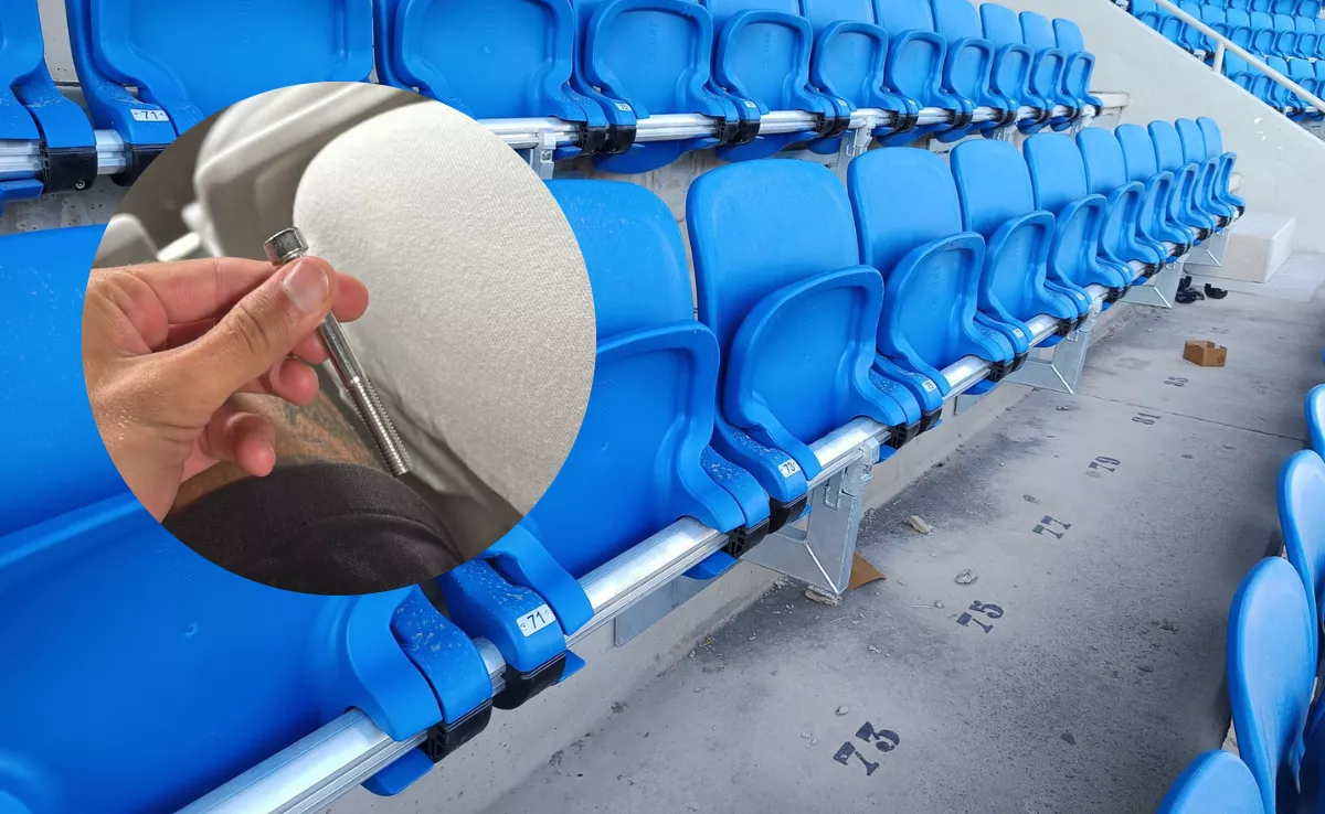 Nuevas butacas abatibles del Heliodoro Rodríguez López y un tornillo suelto./ CEDIDA