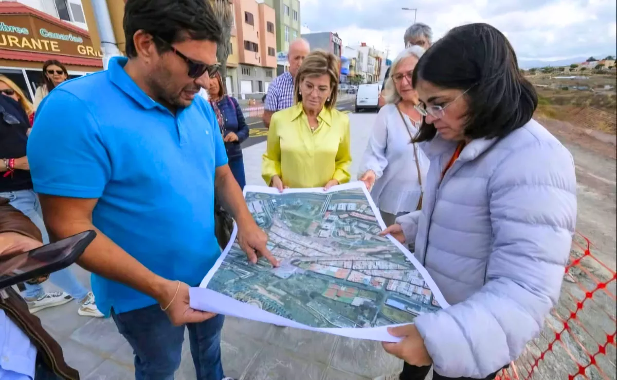 Vecinos de Los Tarahales enseñan a Carolina Darias el proyecto en la campaña de 2023 / CEDIDA