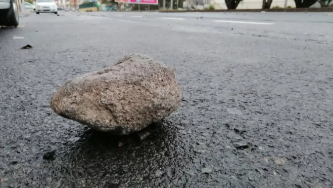 Imagen de una piedra en medio de la carreteraCEDIDA
