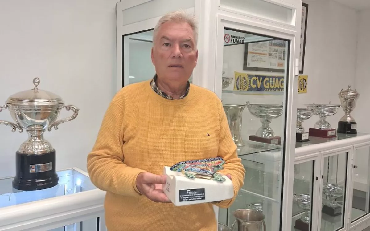 El CV Guaguas inicia su 50 aniversario con un premio inesperado en Barcelona. En la imagen, el presidente Juan Ruiz con el Dragón de Gaudí. / AH