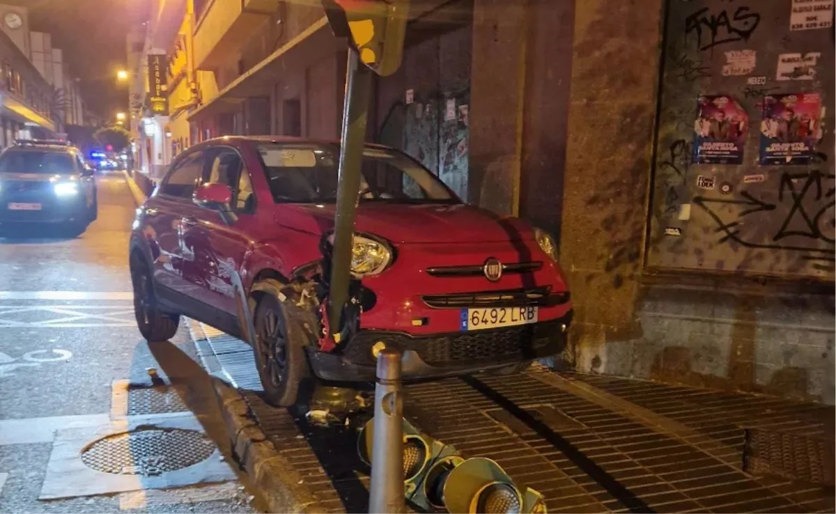 Coche estrellado contra un semáforo después de una huida en el Puerto de Las Palmas. /Cedida