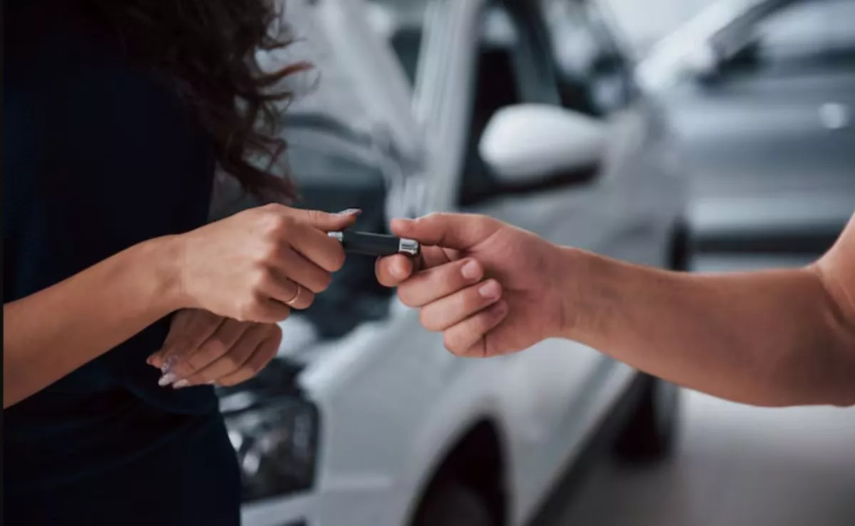 Una persona vende un coche a otra y le entrega las llaves. /Freepik
