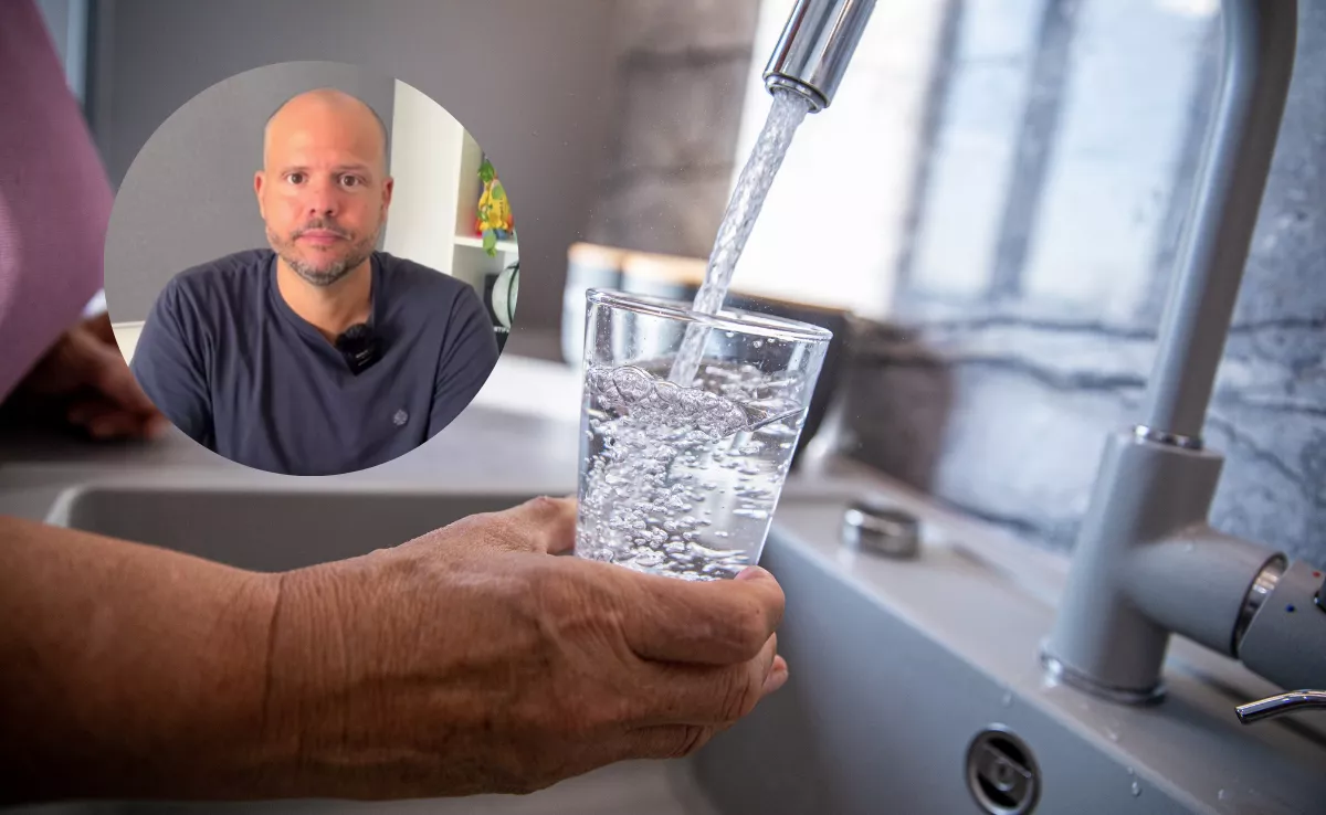 Una persona bebiendo agua del grifo / CANVA