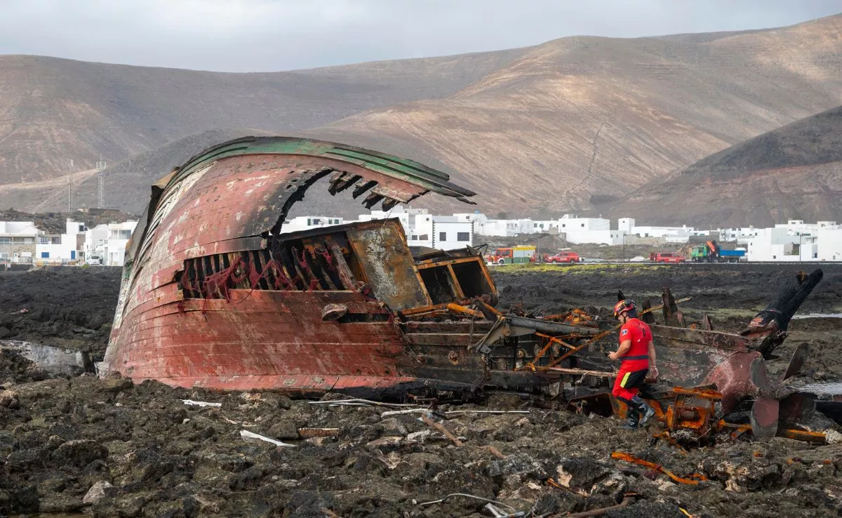 Restos del pesquero en el Charco de la Condesa, junto a Órzola, en Lanzarote, donde viajaba el menor que será trasladado. / EFE-ADRIEL PERDOMO