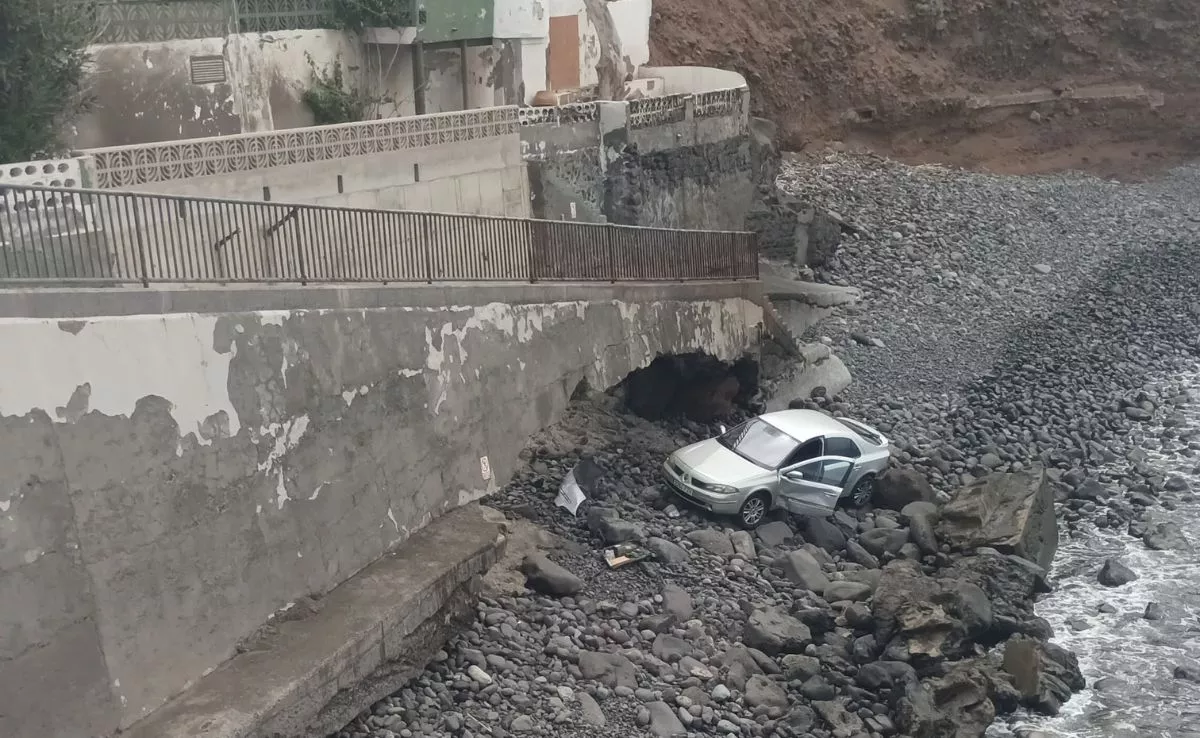 Un coche ha caído por la rampa en la playa de El Roquete. /Redes Sociales