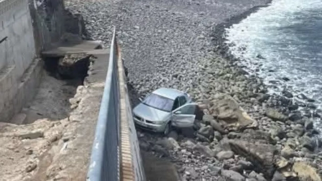 Un coche ha caído por la rampa en la playa de El Roquete. Cedida
