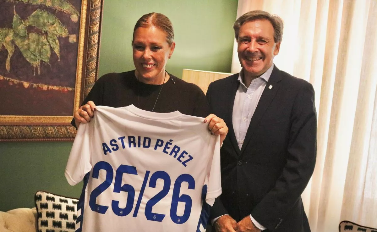 La presidenta del Parlamento de Canarias, Astrid Pérez, recibió este jueves al presidente del Club Deportivo Tenerife, Felipe Miñambres, posando con una camiseta personalizada del club. /Cedida