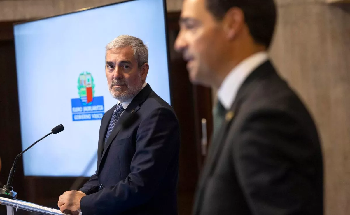 El presidente de Canarias, Fernando Clavijo, y el lehendakari del País Vasco, Imanol Pradales. /EFE/Miguel Barreto