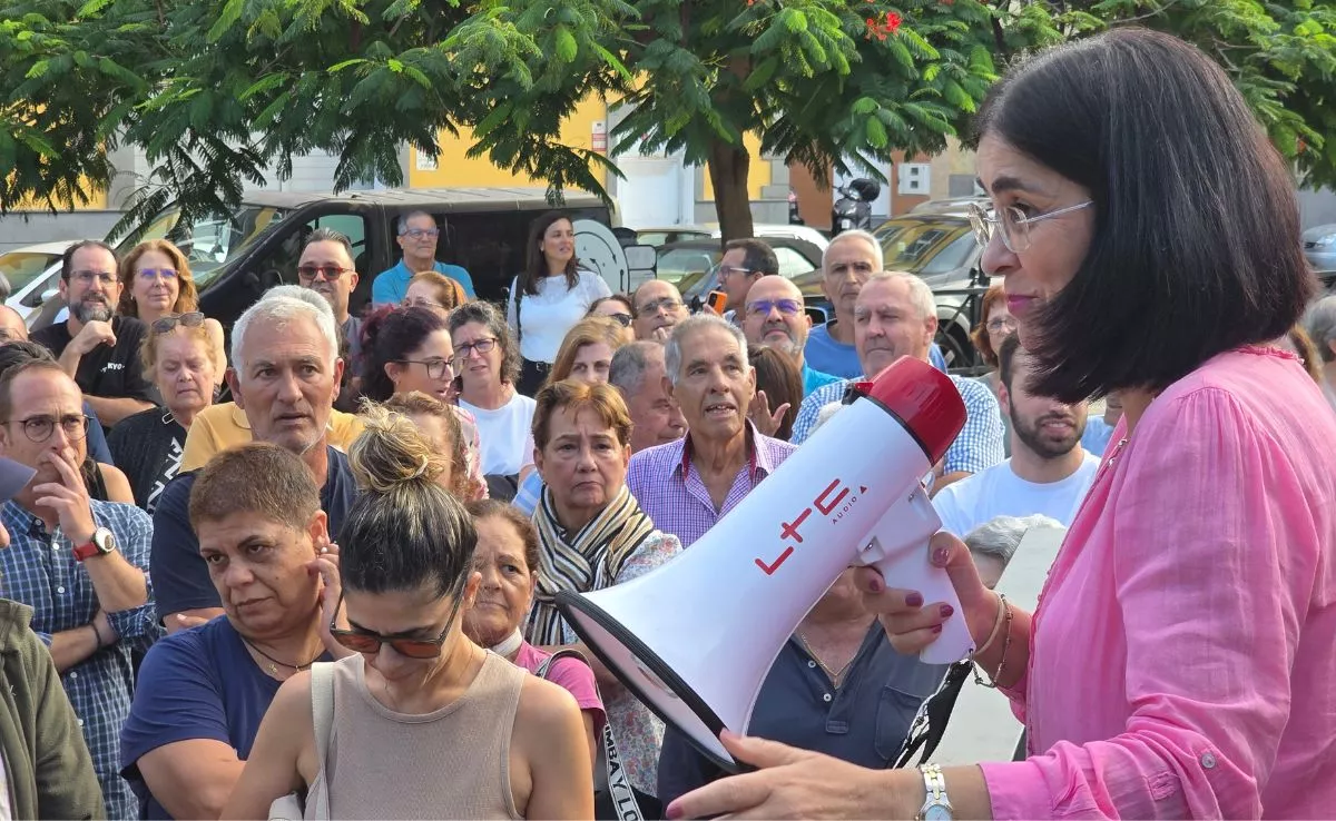 La alcaldesa Carolina Darias dialoga con los vecinos de Las Torres, asegurando que no se producirán expropiaciones. AH ALBERTO LEY