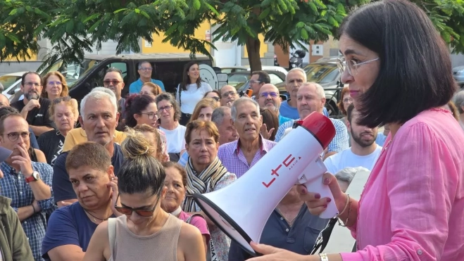 La alcaldesa Carolina Darias dialoga con los vecinos de Las Torres, asegurando que no se producirán expropiaciones. AH ALBERTO LEY