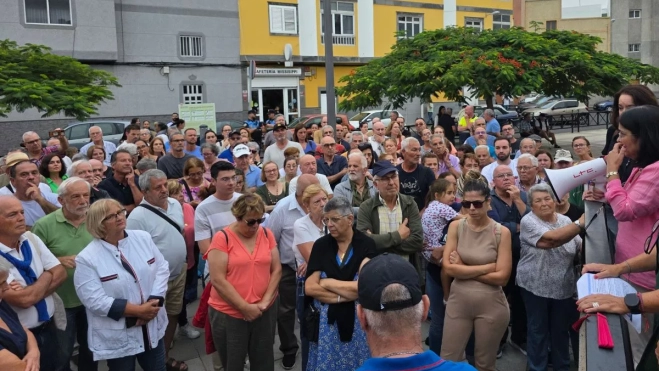 La alcaldesa dialoga con los vecinos en la plaza de la Ascensión. AH- ALBERTO LEY La alcaldesa dialoga con los vecinos en la plaza de la Ascensión. AH- ALBERTO LEY