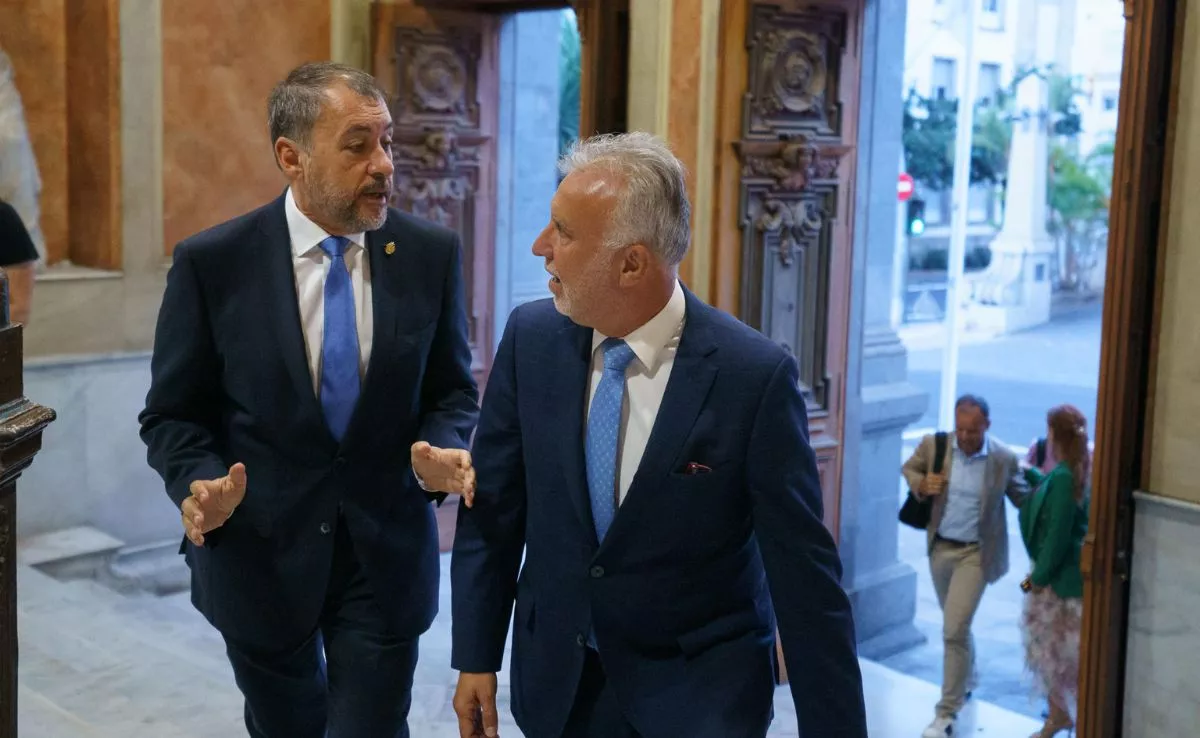 El ministro de Política Territorial, Ángel Víctor Torres, y el alcalde de Santa Cruz de Tenerife, José Manuel Bermúdez. /EFE/Ramón de la Rocha