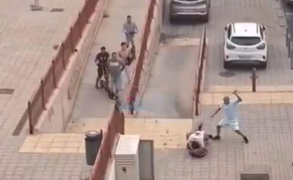 Momento de la pelea grabada por vecinos. /Redes Sociales