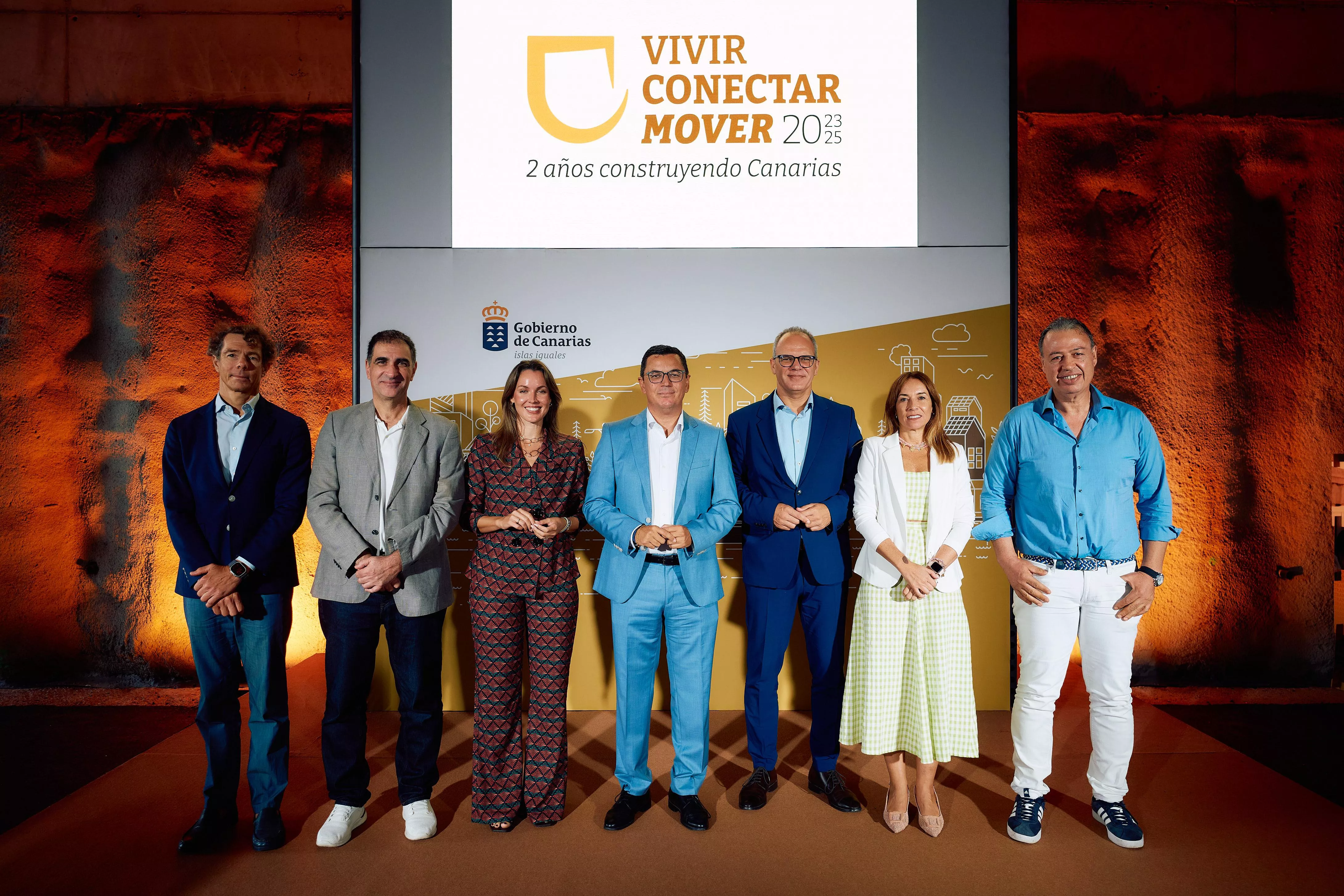 El consejero de Obras Públicas, Vivienda y Movilidad, Pablo Rodríguez, junto a su equipo, en el escenario elegido para hacer balance: las obras de la circunvalación de Arucas. AH